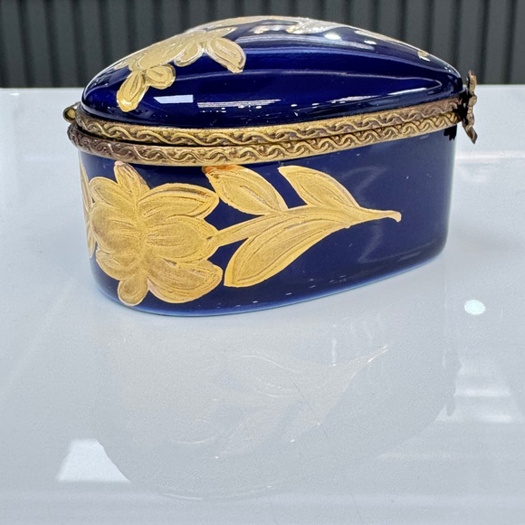 Artisanal Limoges Heart-Shaped Trinket Box - Picture 3 of 7